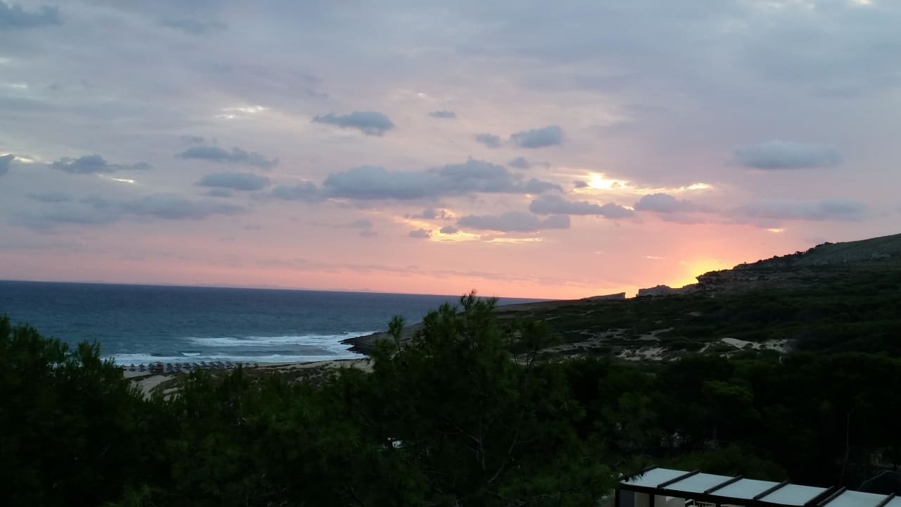 Sonnenaufgang von unserer Dachterrasse  VIVA Cala Mesquida Suites & Spa 16+