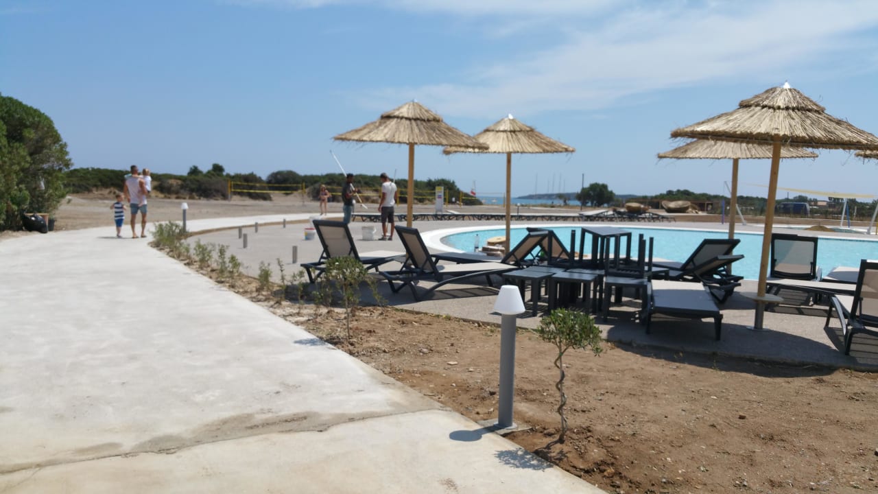 Vorm Pool wurde noch frisch gestrichen  Atlantica Plimmiri