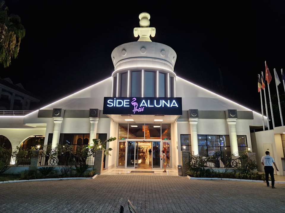 Lobby Side Aluna Hotel