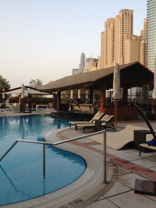 Pool mit Bar  Hilton Dubai Jumeirah
