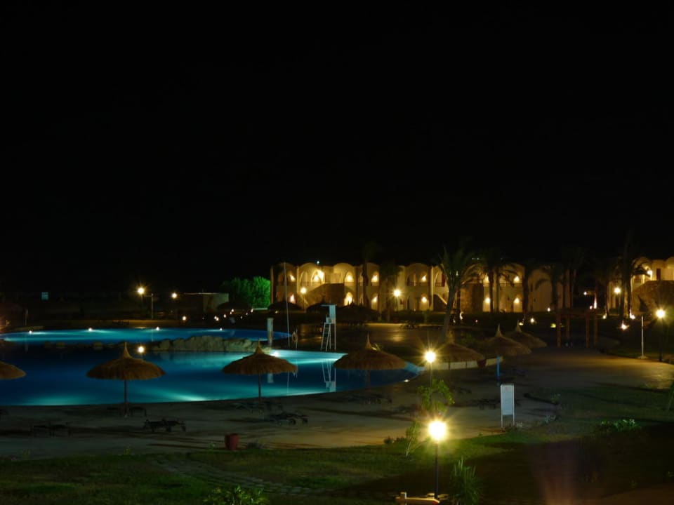 Poolanlage bei Nacht Hotel Gorgonia Beach Resort