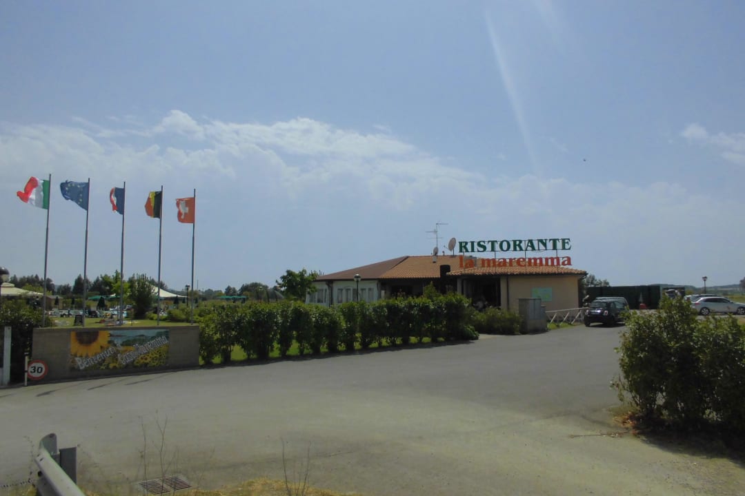 Eingang der Anlage mit Restaurant Apartments Casa in Maremma