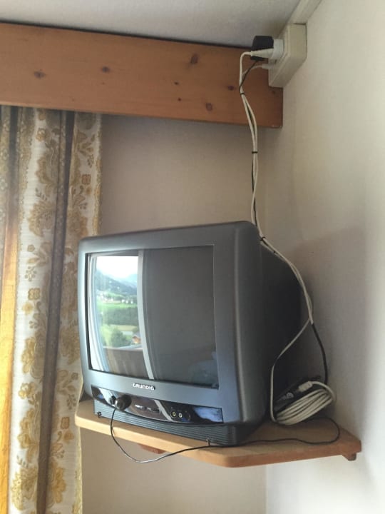 Kabelsalat mit Neunzigerjahre Fernseher Panoramahotel Post