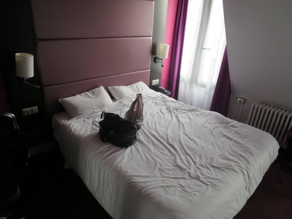 Bett in einer Familiensuite im 6. OG Accueil Hotel - Paris Pigalle Montmartre