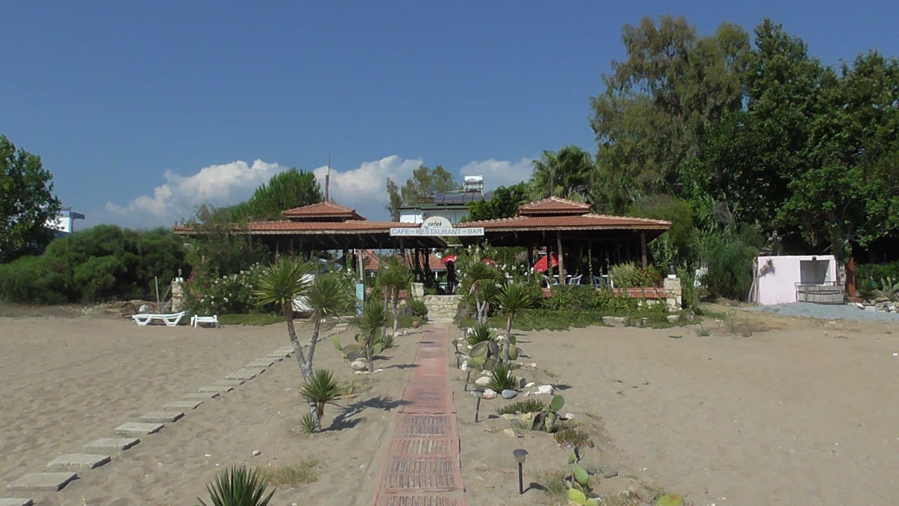 Blick vom Strand zum Hotel As Queen Beach