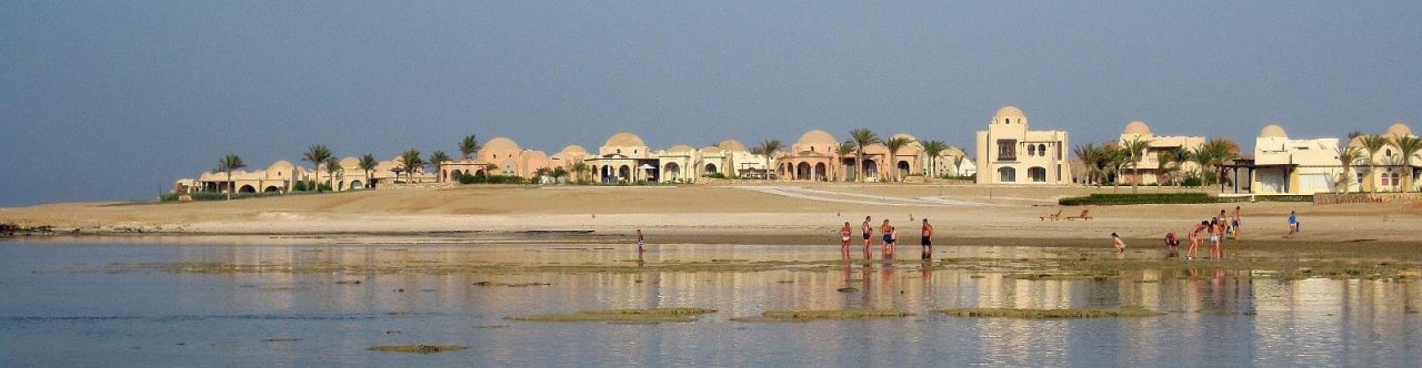 Okolí - výhled na vilky vpravo od hotelové pláže Swisstouch Oriental Resort Marsa Alam