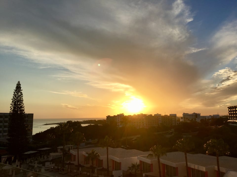 Ausblick Napa Mermaid Hotel & Suites