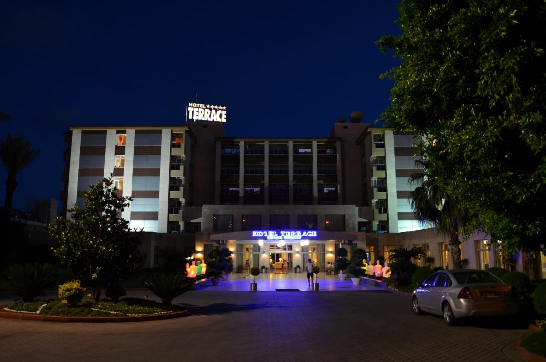 Vorderansicht Hotel Terrace bei Nacht Hotel Terrace Beach Resort