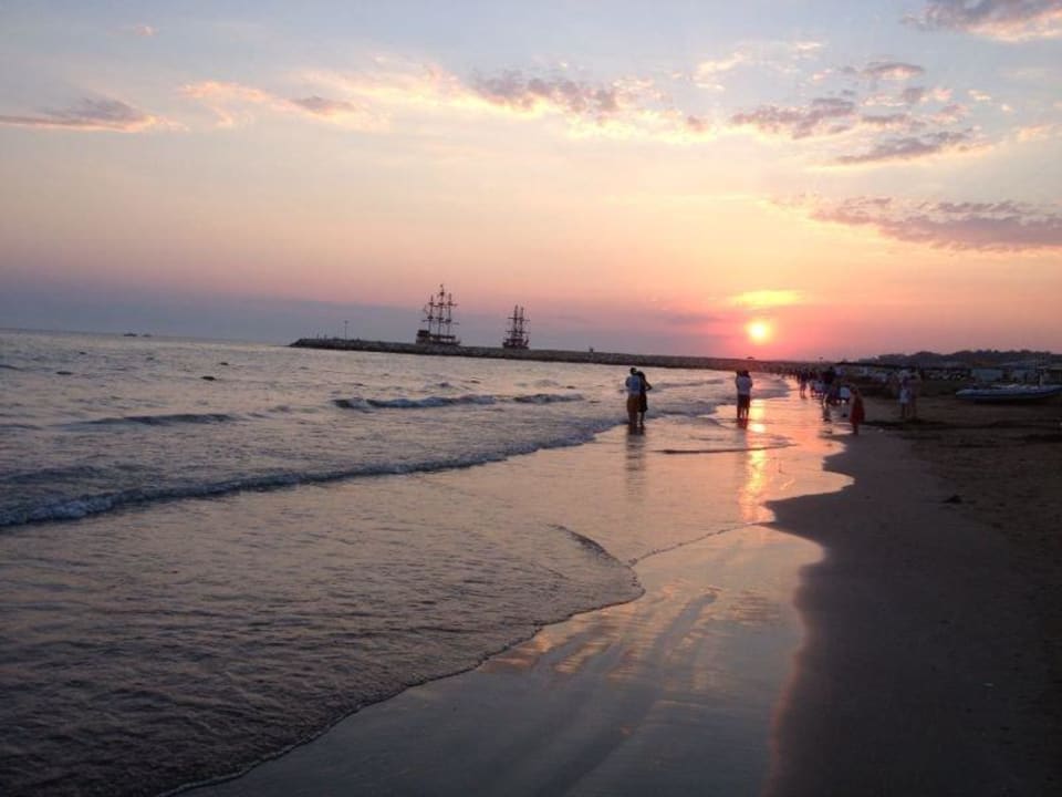 Strand beim Sonnenuntergang Port Side Resort Hotel