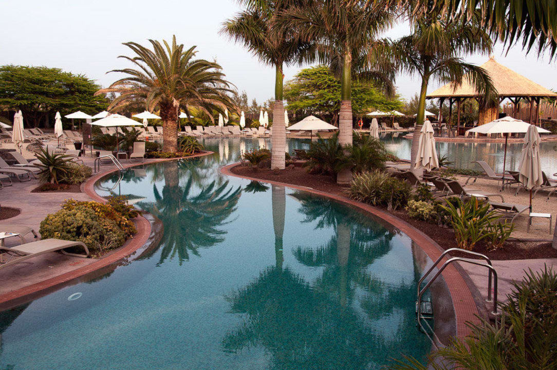 Pool der sich um die Insel schlängelt Lopesan Baobab Resort