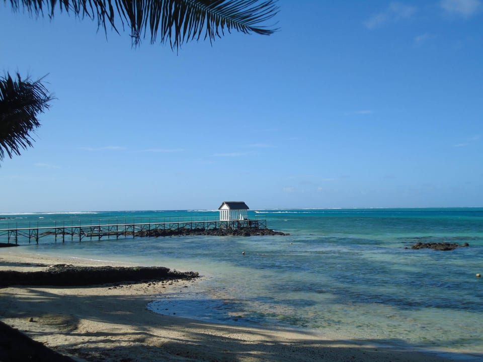 Strand nach rechts, Bootshaus bei Tropical Attitude Friday Attitude