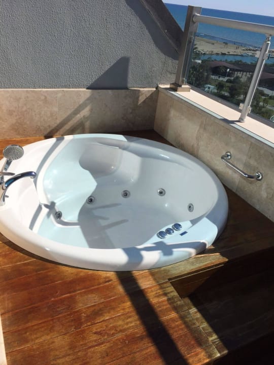 Whirlpool in der Romancesuite Commodore Elite Suites & Spa - Adults only