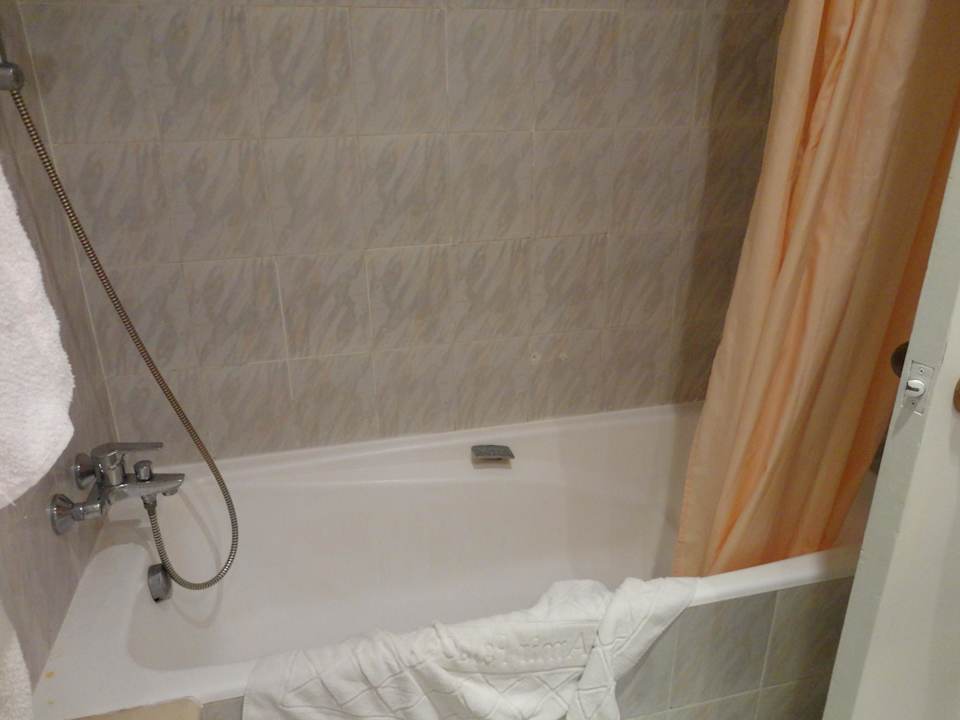 Badewanne & Dusche in einem Hotel Amir Palace
