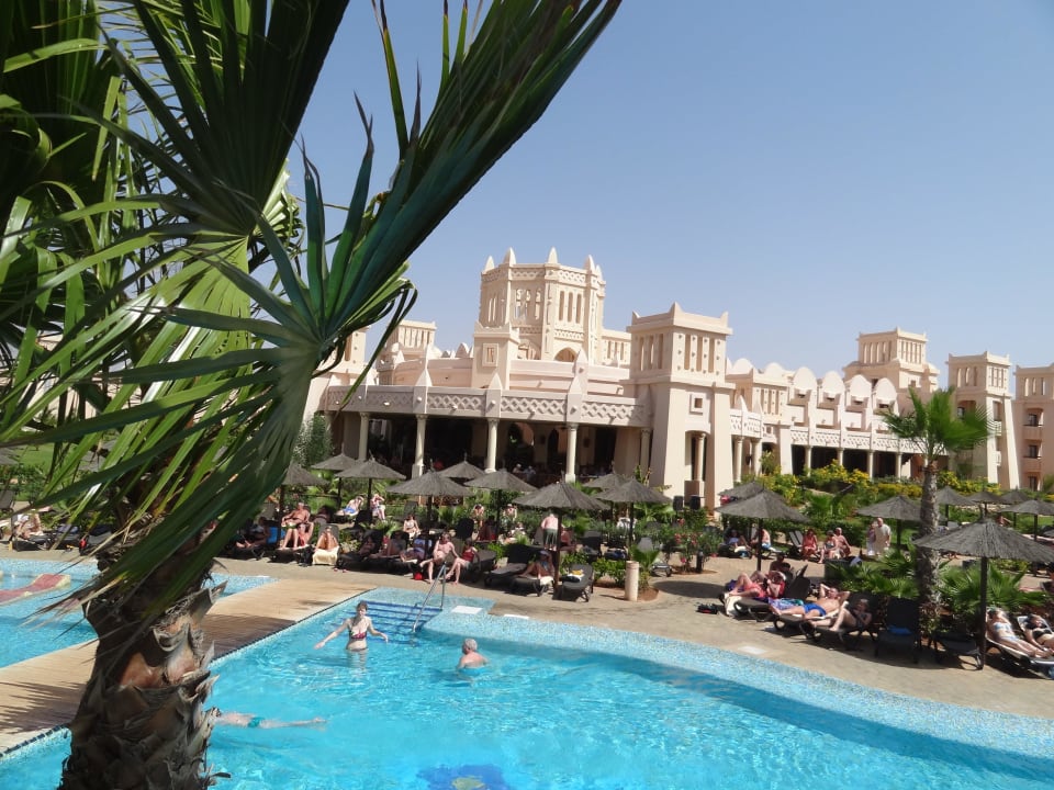 Blick über Pool zum Restaurant Bereber Hotel Riu Touareg