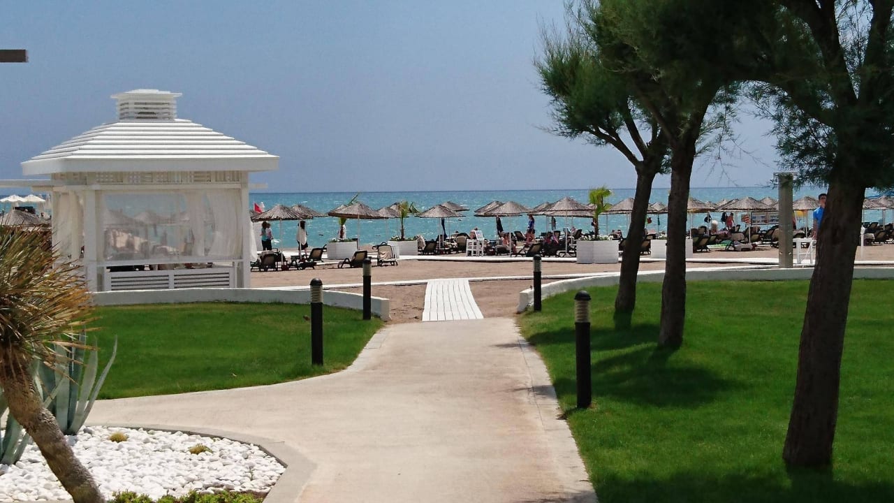 Weg zum Strand Hotel Baia Lara