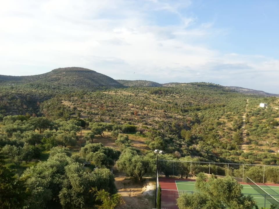 Widok z pokoju na lewo Aeria Hotel