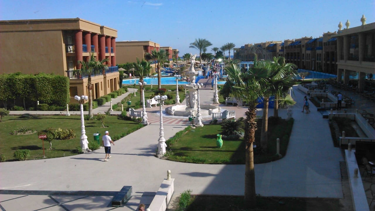 Sehr weitläufig die Gartenanlage Hotel Titanic Palace