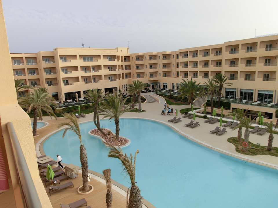 Blick vom Balkon zum Pool Hotel Rosa Beach