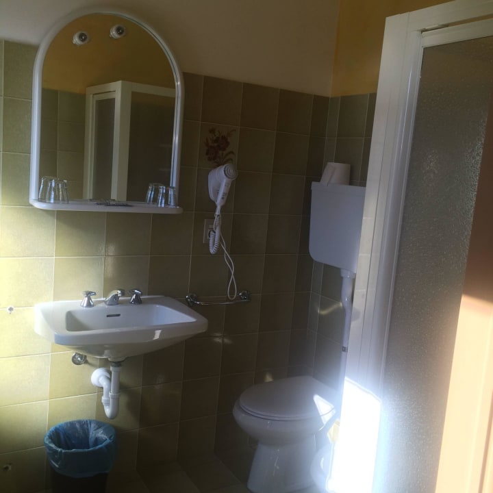 Bad mit Dusche Hotel Rosmari