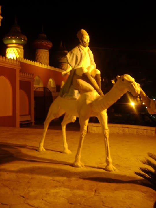 Figuren vor dem Hotel Pickalbatros Alf Leila Wa Leila Resort - Neverland Hurghada