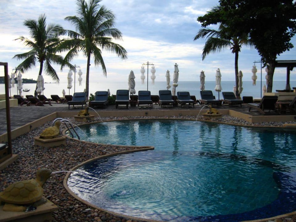 Pool bei Sonnenaufgang Pavilion Samui Villas & Resort