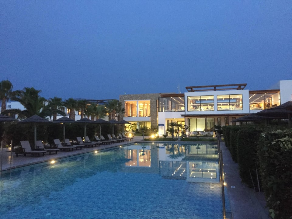 Pool abends mit Blick Restaurant/Lobby TUI BLUE Palazzo del Mare