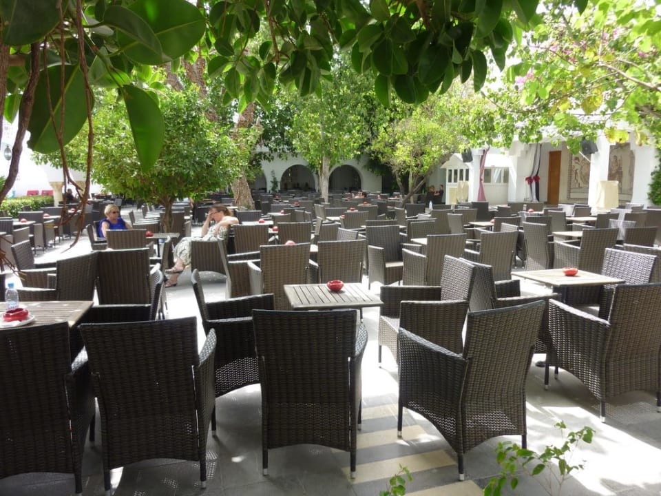 Hier sitzt man meist abends The Orangers Beach Resort and Bungalows