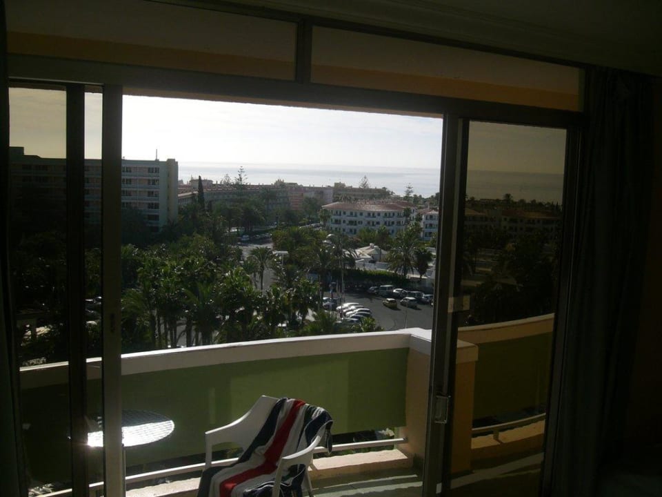 Blick zum Pool und auf das Meer Abora Buenaventura by Lopesan Hotels