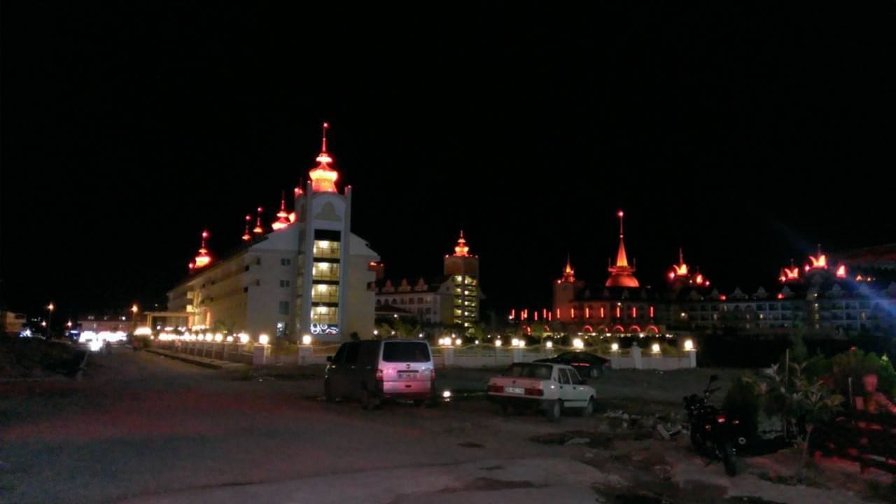 Bei nacht Well Palace Side