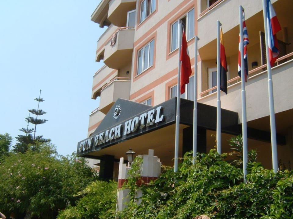 Blick auf den Haupteingang Side Bay Hotel