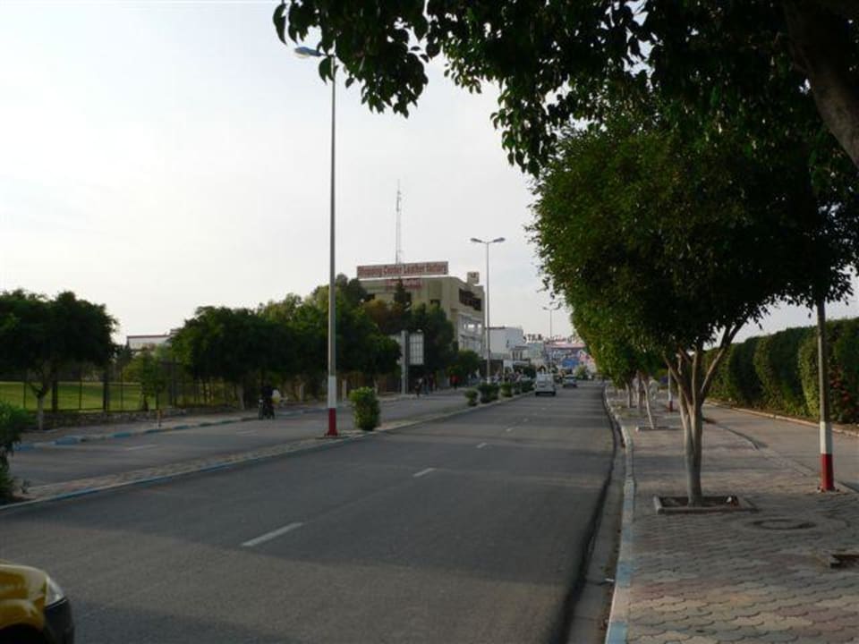 Strasse vorm Hotel El Mouradi Club Kantaoui
