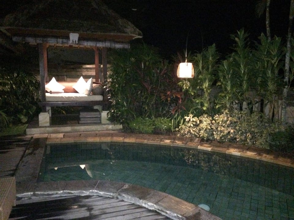 Privatpool im Dunkeln The Ubud Village Resort & Spa