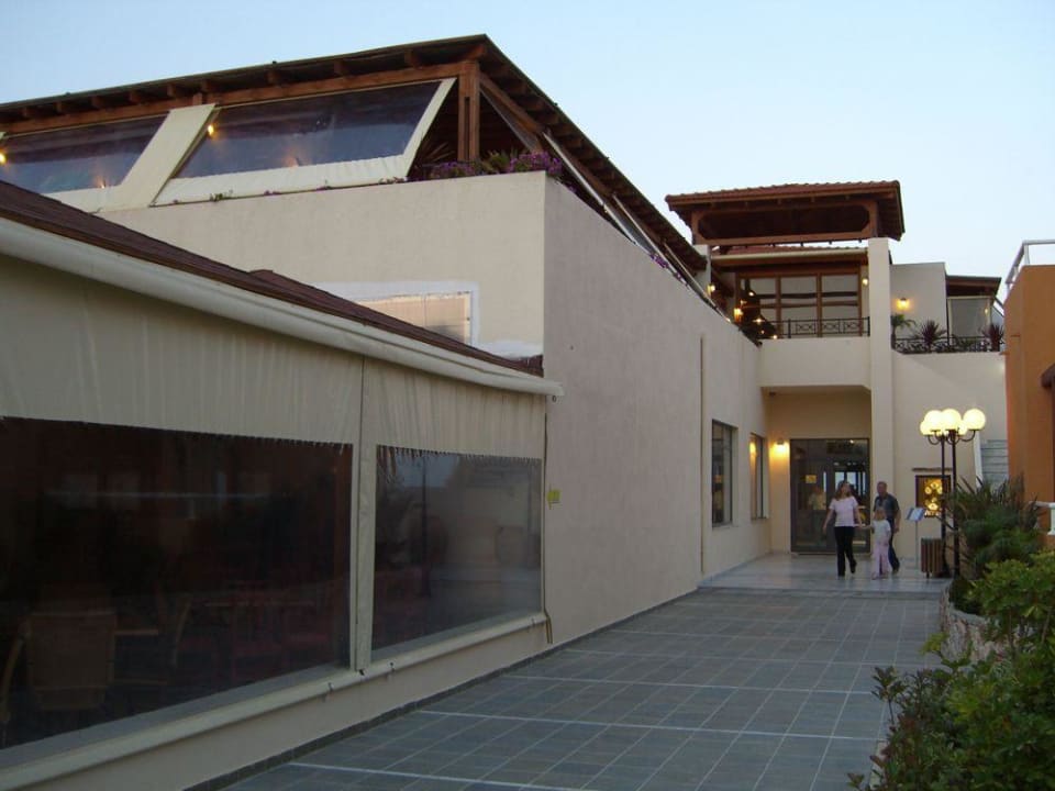 Gang zum Restaurant Atlantica Mikri Poli Rhodes