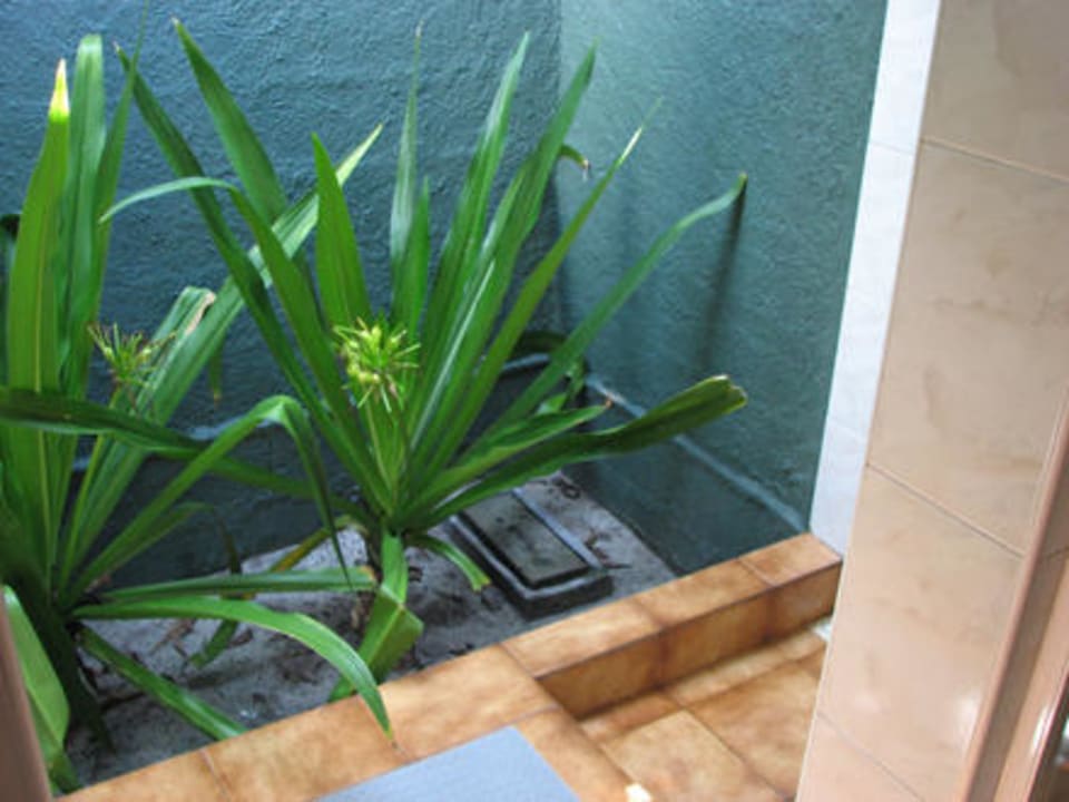 Im Aussenduschenbereich Adaaran Select Meedhupparu Island Resort - Premium All Inclusive