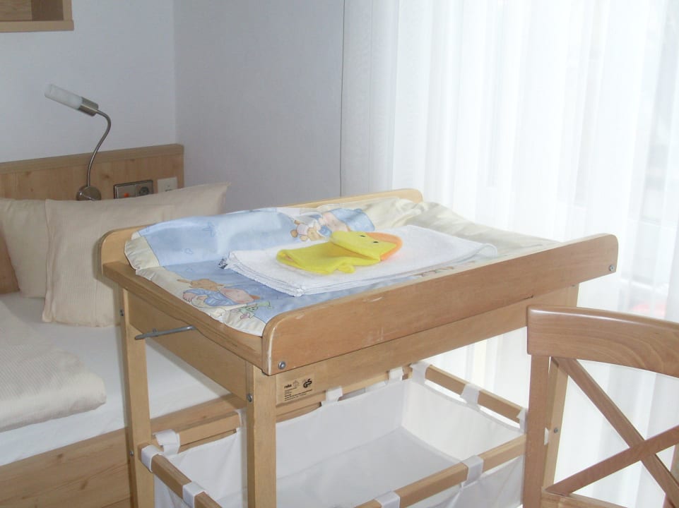 Kinderzimmer mit Wickelmöglichkeit Hotel Engel - Familotel Hochschwarzwald