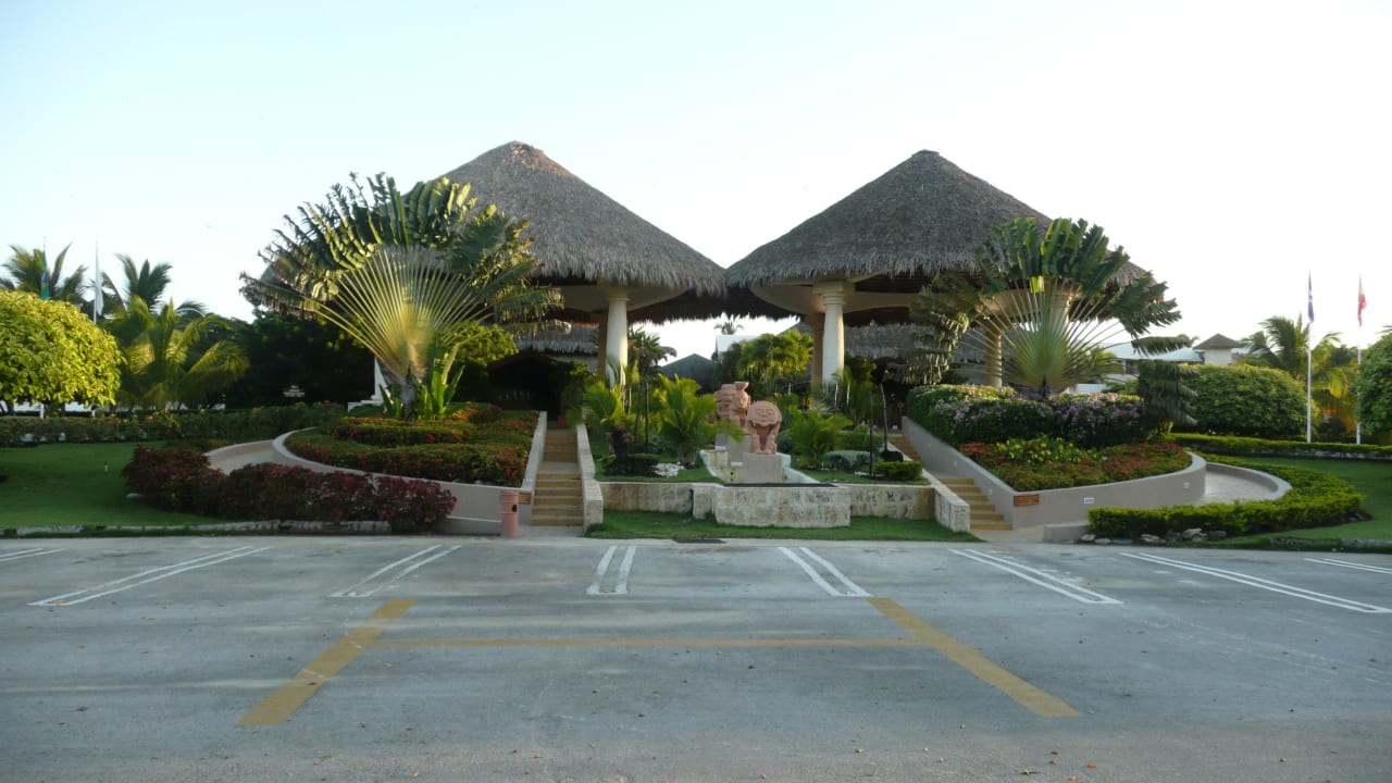 Eingang Grand Sirenis Punta Cana Resort & Aquagames