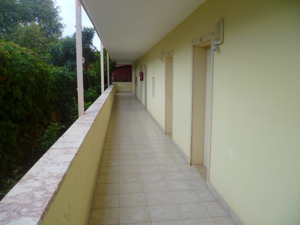 - Sayanora Hotel