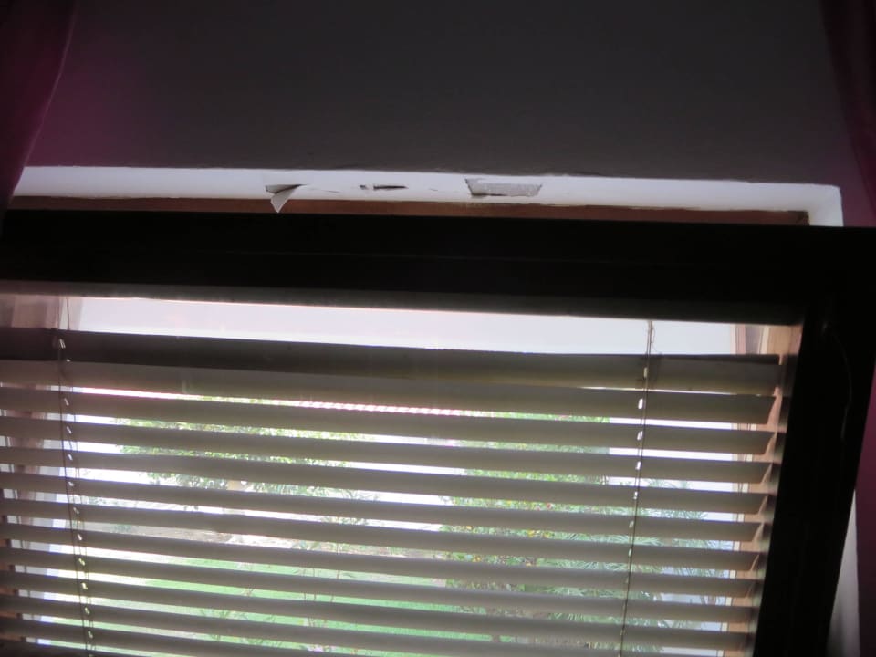 Putz platz ab über dem Schlafzimmer-Fenster Sun Club Playa del Ingles