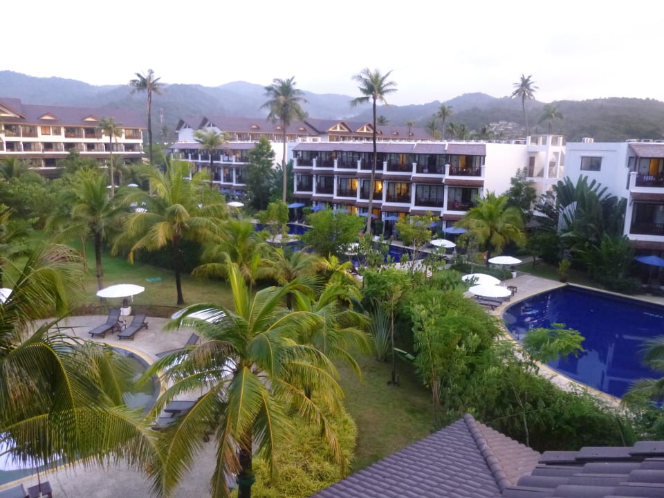 Blick vom Balkon zum Nachbarhotel Sunprime Kamala Beach