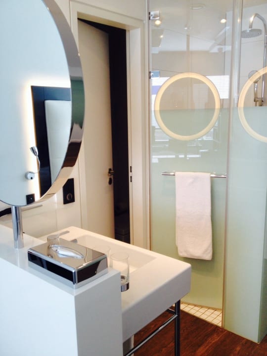 Offenes Badezimmer / Dusche blickdicht/ WC separat INNSiDE by Meliá Düsseldorf Hafen