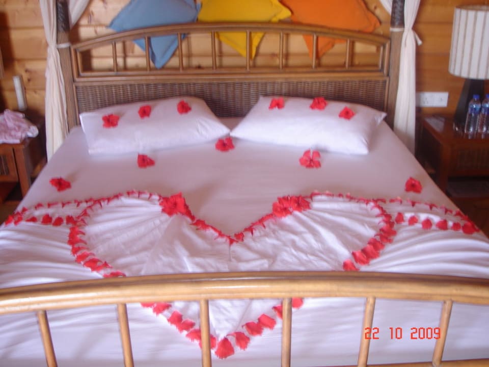 Unser Himmerbett ( echte Blüten ) Meeru Maldives Resort Island
