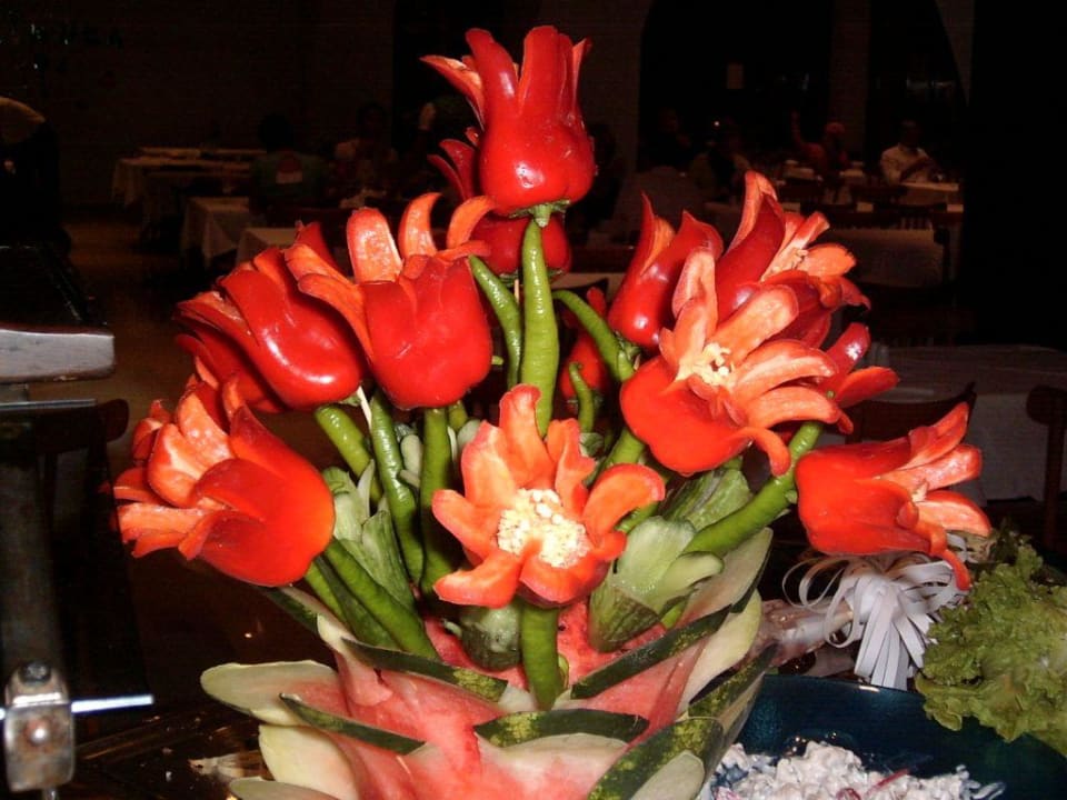 Schnitzereien am Büffet Turquoise Hotel