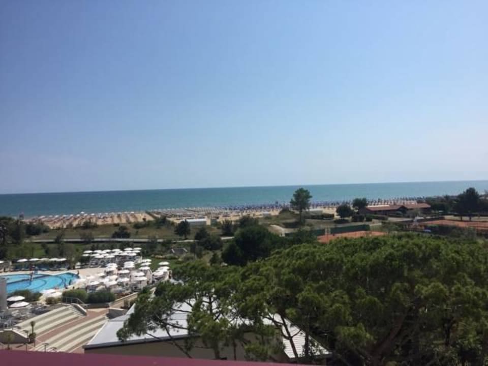 Poolansicht inkl. Strand bei Tag Laguna Park Hotel