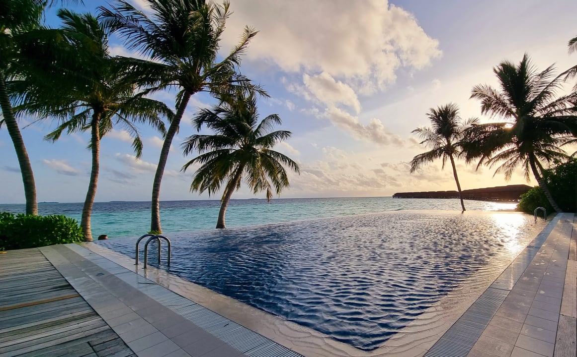 Pool Vilamendhoo Island Resort & Spa