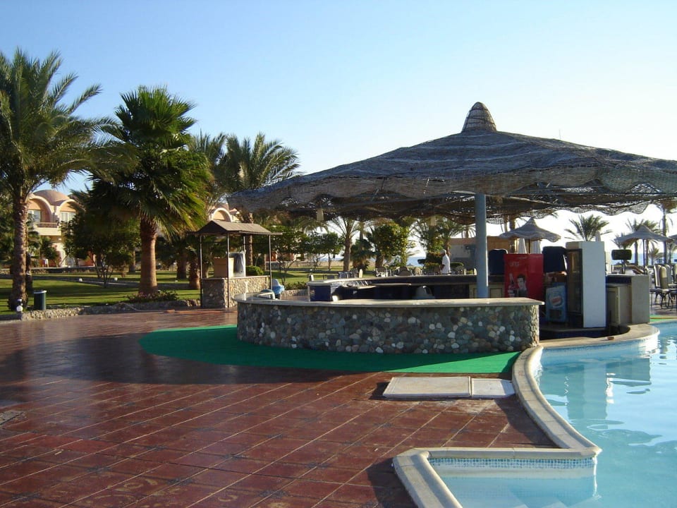 Bar przy basenie i w basenie Three Corners Sea Beach Resort