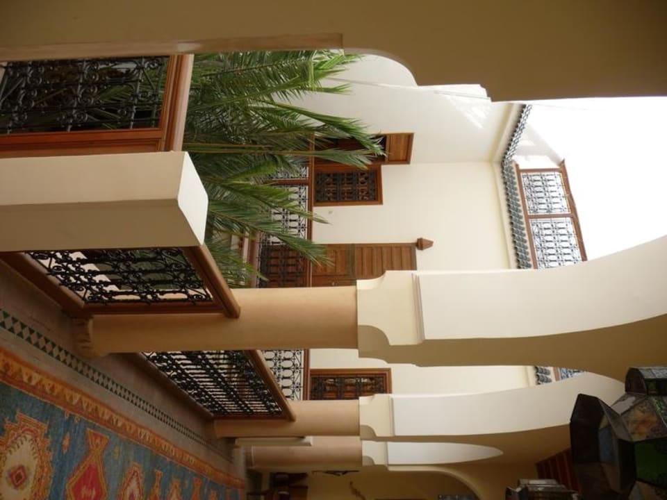 Gang vor den Zimmern Riad Les Trois Palmiers El Bacha