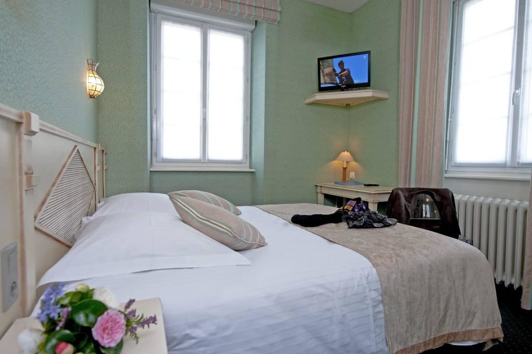 One of the standard rooms Hotel De La Sélune