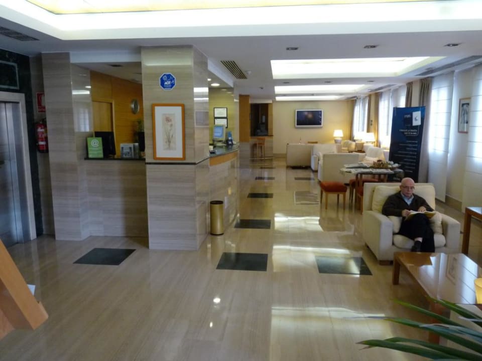 Lobby mit Sitzecken Sercotel Alcalá 611