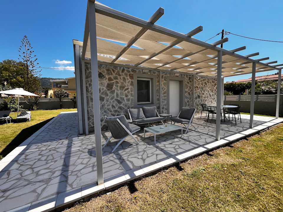 Zimmer Acharavi Beach Hotel