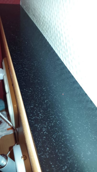 Sauberkeit geht anders - Bettkante Park Inn by Radisson Nürnberg